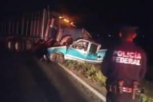 Mueren dos personas tras colisión en San Hipólito Xochiltenango
