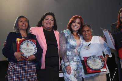 Reconocen a maestros de Puebla con más de 20 años de servicio