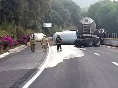 Cierran ambos sentidos de la México-Cuernavaca por fuerte accidente