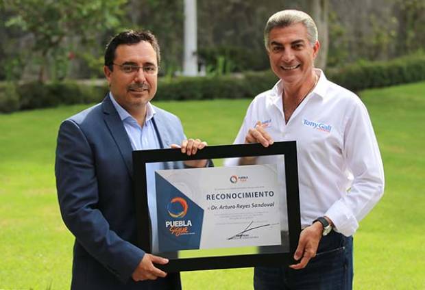 Tony Gali reconoce al poblano creador de la vacuna contra el Zika