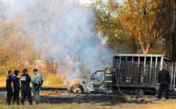 Sofocan incendio en camioneta cargada con diésel robado en Xalmimilulco