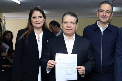 Doger entrega plataforma política del PRI al IEE