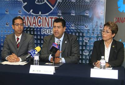 Huachicoleros amagan a empresarios para que les compren combustible: Canacintra