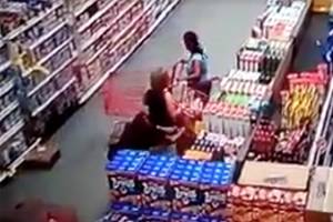 VIDEO: Mujeres asaltan a clienta de un supermercado de Puebla