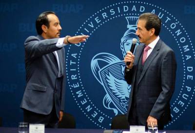 Rector de la BUAP tomó protesta a director de la Facultad de Cultura Física