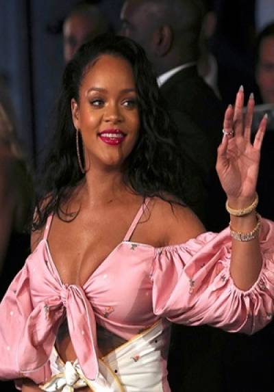 Rihanna conquistó España al presentar línea de cosméticos