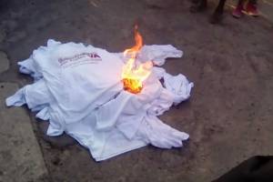 Morenistas queman playeras e impiden mitin de Barbosa en San Gabriel Chilac