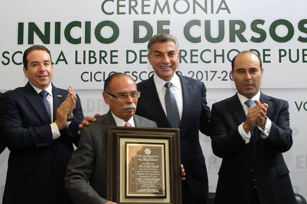 Tony Gali asiste al inicio de clases de la Escuela Libre de Derecho