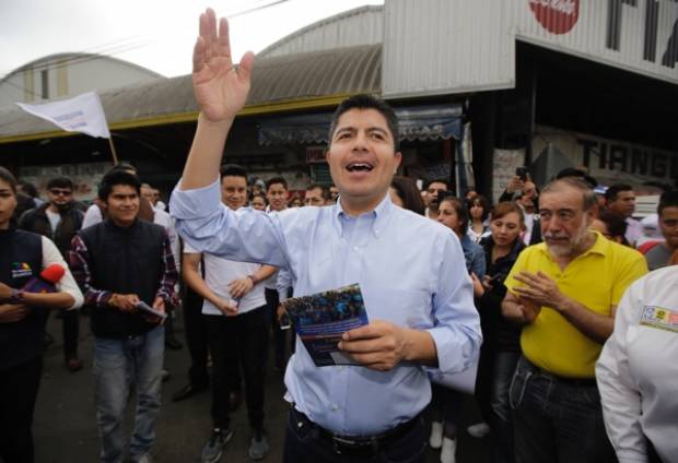 Eduardo Rivera inicia campaña en microbuses y mercados