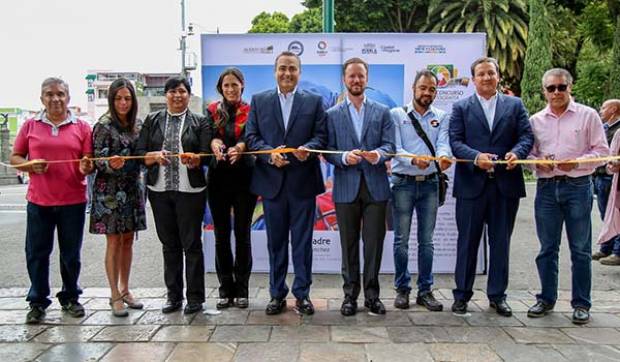 Inauguran exposición fotográfica &quot;Los Valores de la Rendición de Cuentas&quot; en el zócalo de Puebla