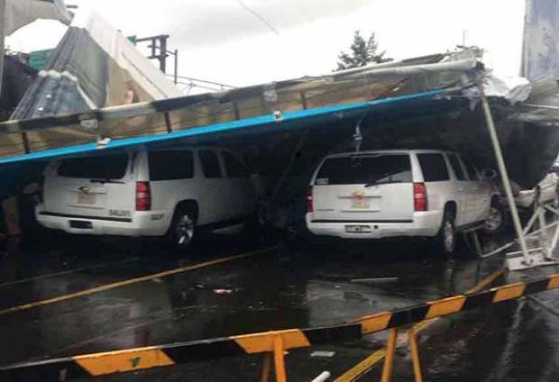 Cae espectacular sobre varios autos en Terminal 2 del AICM