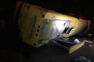 Un muerto y 12 heridos por choque entre autobús y tráiler en la Puebla-Orizaba
