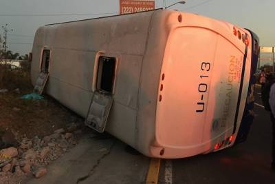 Vuelca unidad de RUTA al intentar esquivar a peatón que murió en el Periférico