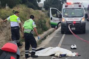 Murió aplastada por tráiler tras caer de una moto en la autopista Puebla-Orizaba