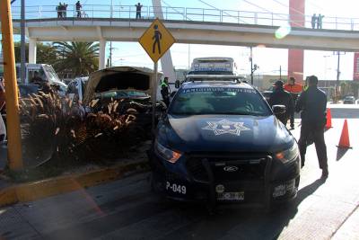 Tres lesionados, saldo de choque entre patrulla Interceptor y una camioneta