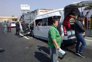 Tres muertos y 19 heridos por choque entre combi y tráiler en la México-Puebla