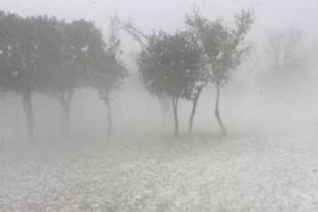 Granizada cubrió de blanco la carretera a Zacatlán-Huauchinango