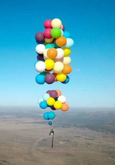 VIDEO: Hombre viajó por el cielo al estilo Up