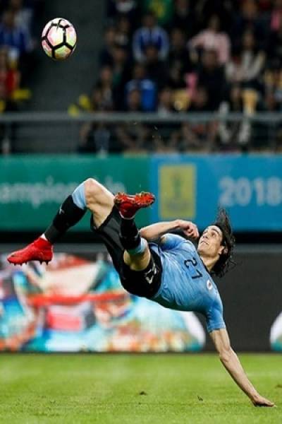 VIDEO: Golazo de Edinson Cavani en el Uruguay 2-0 a República Checa