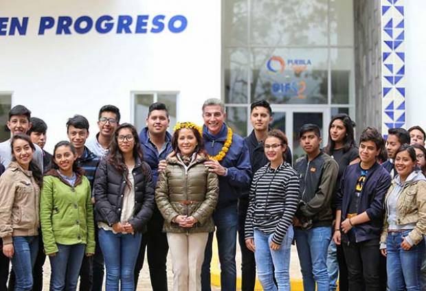 Dinorah López de Gali y Tony Gali ponen en marcha la Casa Jóvenes en Progreso de Zacatlán