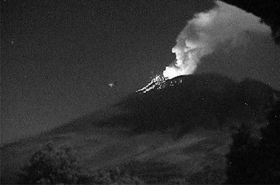 Popocatépetl lanza material incandescente en los flancos del cráter