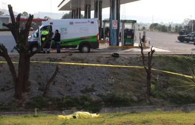 FOTOS: Hallan cadáver embolsado en la autopista México-Puebla