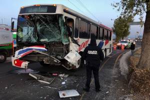 Ocho heridos por choque entre tráiler y autobús de Súper Rápidos en la México-Puebla