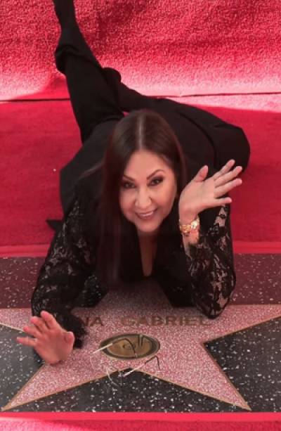 Ana Gabriel devela su estrella en el Paseo de la Fama en Hollywood