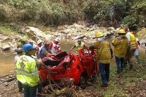 VIDEO/FOTOS: Muere una mujer tras caer su vehículo de un puente en Huauchinango