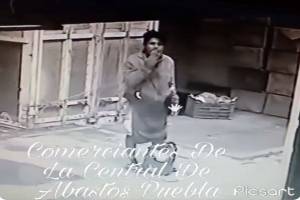 VIDEO: Captan a sujeto cuando guarda una cabeza humana en su mochila en Puebla