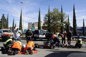 Dos motociclistas lesionados al colisionar contra patrulla de Tránsito en Puebla