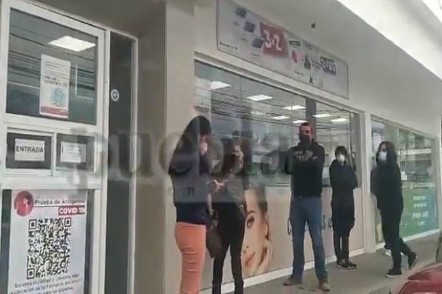 VIDEO: Poblanos hacen filas por prueba COVID en farmacias