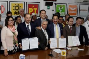 Enrique Cárdenas se registra como candidato del PAN-PRD-MC a gobernador de Puebla