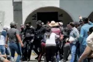Policías desalojan a manifestantes de Antorcha que pedían despensas en Huejotzingo