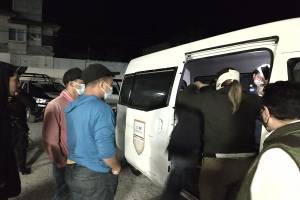 Rescatan a 102 migrantes que viajaban en un camión en Acajete
