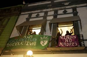 Feministas toman el Congreso de Puebla exigiendo legalización del aborto