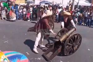 VIDEO: Joven pierde la mano tras estallarle un cañón en el Carnaval de Huejotzingo