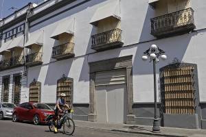 FOTOS: Protegen el Congreso de Puebla con tablones de madera previo a marchas del 8M