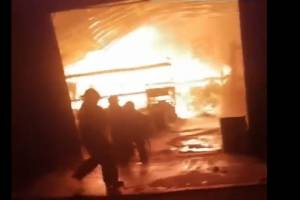 VIDEO: Incendio consume bodegas de una empresa en Ciudad Serdán
