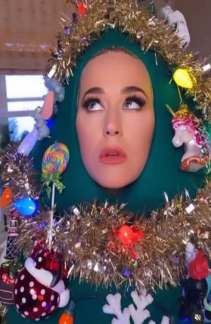 Katy Perry luce como pino navideño en Instagram