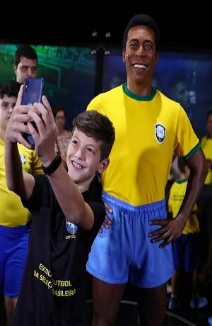 Brasil develó estatua de Pelé par celebrar título mundial de México 70