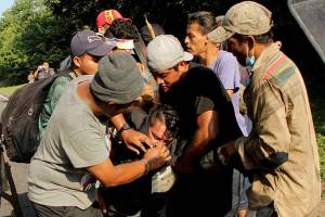 Caravana migrante manda al hospital a 5 agentes de la Guardia Nacional
