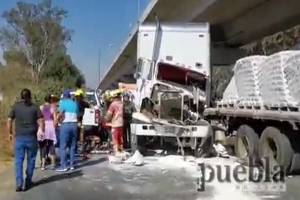 VIDEO: Una persona prensada deja colisión entre camiones de carga en Puebla