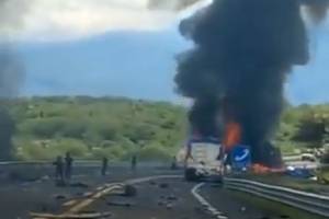 VIDEO: Un muerto y dos lesionados deja choque entre tráiler y vehículo en la carretera a Oaxaca