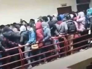 VIDEO. Estudiantes caen de cuarto piso al romperse barandal en Bolivia