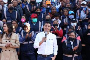 Alcalde de Puebla entregó uniformes y credenciales a 400 pepenadores