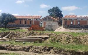 Denuncian falta de pago obreros que construyen universidad de AMLO en Puebla