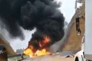 VIDEO: Autobús y tráiler se incendian tras choque frontal sobre la autopista México-Puebla