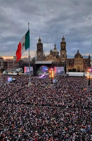 Enloquece Grupo Firme el zócalo de la Ciudad de México