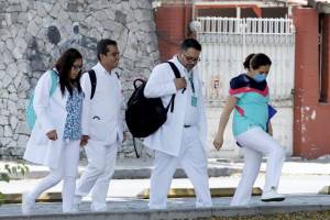 Abren plazas para médicos, enfermeras y camilleros en Puebla